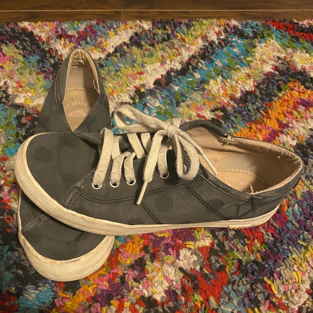 Super cute polka dot sneakers!